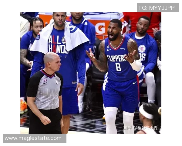 快船在菲尼克斯的强势挑战中遭遇重创展现出顽强斗志与拼搏精神